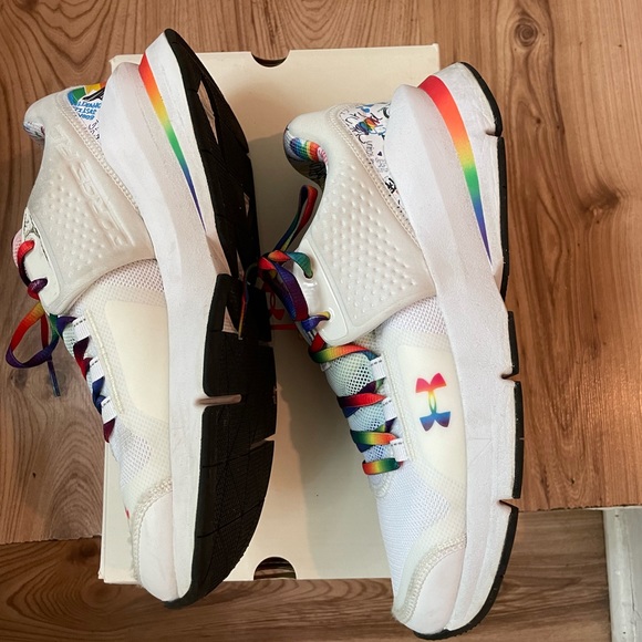 Under armour casual unisex shoes. Along with white shoes lace. - Picture 1 of 4